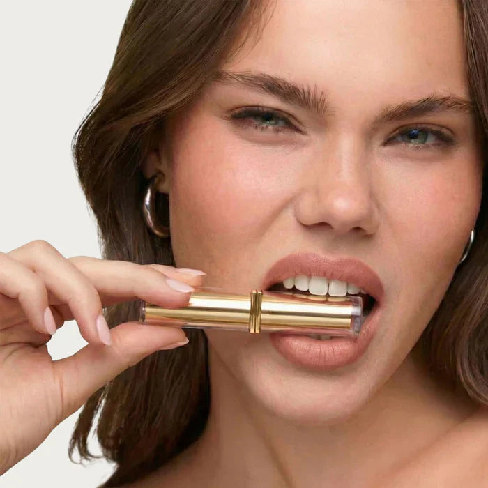 Modelka ze szminką pH Glow